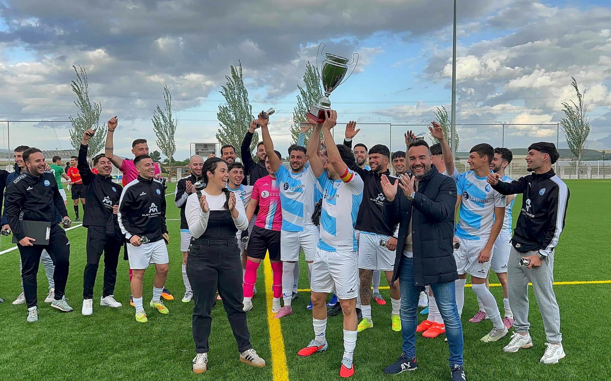 El Campillo del Río CF recibe la copa de campeón y lo celebra con una ...